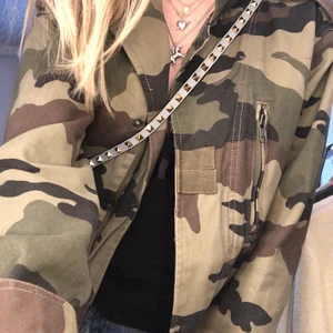 Supper cool militärjacka🖤🐊🦖🐸💕 - Hej!💕 Säljer denna supper coola militärjackan🐊🦖🖤 jackan är i stl xs men funkar också för en s 💕💕💕  köparen sår för frakt!💕🐒