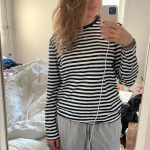 Randig tröja - Fin randig tröja i storlek M🤍🖤🤍 suuuperfin till vit kjol! (Köp direkt 240 + frakt)