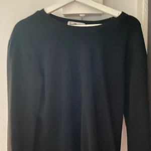 Stone Island sweatshirt  - Svart stone island sweatshirt. Fint skick, inte använd på länge därför valet av att sälja den. Tag finns. Skriv om du vill ha fler bilder. Pris är inte hugget i sten så skriv för pris.