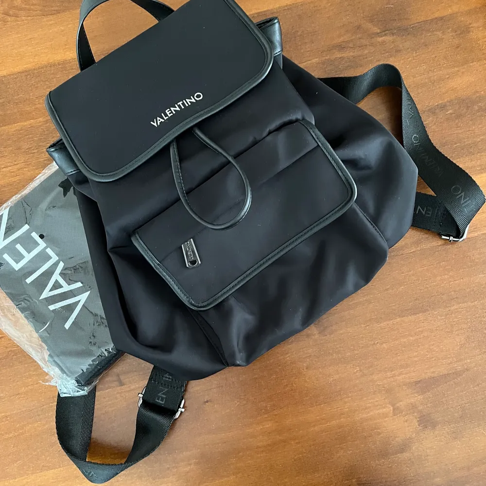 Snygg backpack från Valentino. Köpte från Zalando förr ett år sedan, använder inte den så ofta, därför vill jag gärna att den kan komma till användning hos någon annan 😌🎒. Väskor.