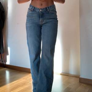 Lowrise jeans från Gina. Använda 1 gång, så nyckick! Långa på mig som är 160❤️