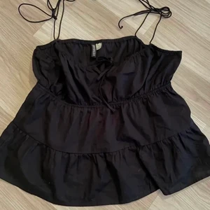 topp - 🤍!! vit finns endast kvar!!🤍 80+frakt! kom privat för frågor och om man vill köpa eller lägga ett högre pris ( ifall fler skulle vara intresserade)💗 jätte fin att ha på sommaren!