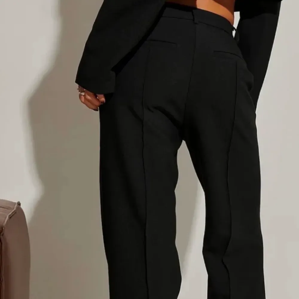 Säljer ett par svarta kostymbyxor från Hanna schönberg, använda 1 gång och är som nya. Storlek 36. Jeans & Byxor.