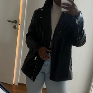 Skinnjacka - Skinnjacka från monki storlek M. Pris 150+frakt