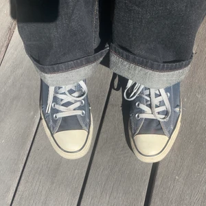 Blåa converse - Blåa converse perfekt till sommaren :) slitna men enligt mig gör det dom bara snyggare 😁