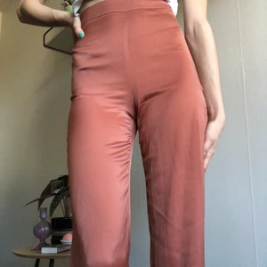 Satinbyxor från ivyrevel❤️ - Så fina satinbyxor i mauverosa färg. Några få små repor men dessa är knappt synliga!!🥰 Du kan knyta dom både fram och bak. Jag är 167cm och dom är bra längd för mig!! Storlek XS.