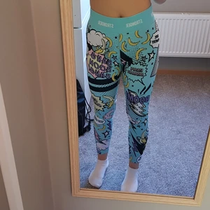 Stronger Tights - Ljusblå träningstights från stronger. Köpta för 700kr. Jättefint skick, nästan aldrig använda. Startar budgivning om fler är intresserade. Köparen står för frakt. 💖