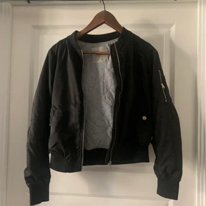 Bomberjacka Pull and Bear - Fin bomberjacka från Pull&Bear. Fint skick, perfekt till vår och sommar och nu på hösten!! Är öppen för prisförslag, mötas upp i Stockholm och det är bara att skriva för fler bilder!!!