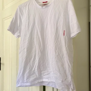 Hugo Boss t-shirt, XL - Vit Hugo Boss t-shirt, använd en gång,. ♥️ 💥 Ren och hel, ostruken.