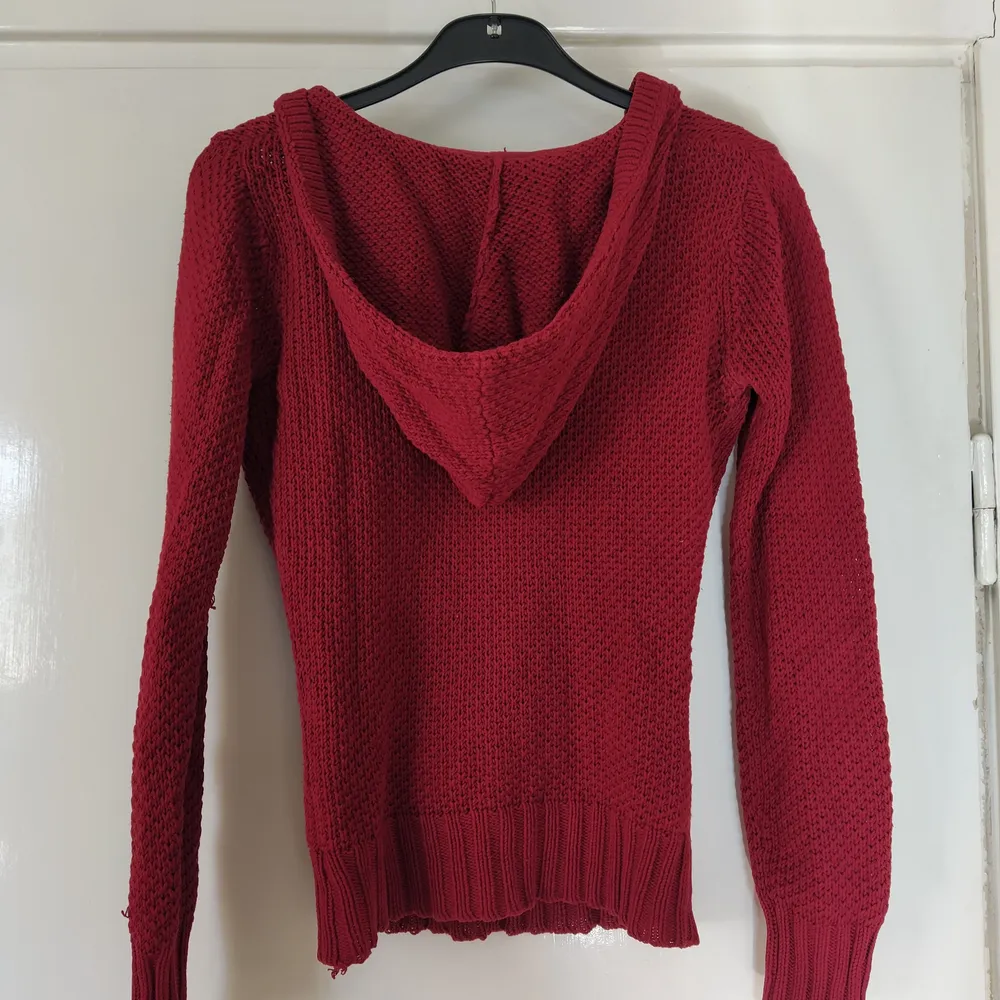 Very nice and comfortable sweater that alas is a size too small for me. Still in very good condition. Nice knotwork and Love the deep red color. From the Mango casual sportswear section.. Stickat.
