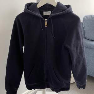 En mörkblå Carhartt zip hoodie i mycket gott skick! Unisex