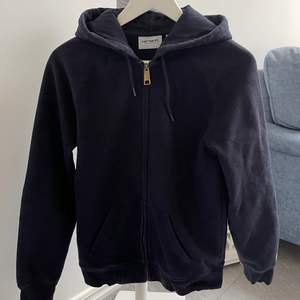 En mörkblå Carhartt zip hoodie i mycket gott skick! Unisex