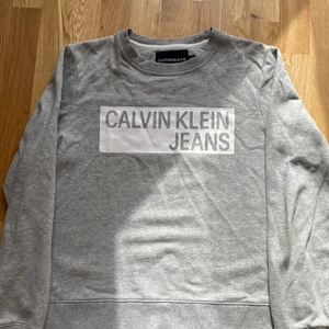 Calvin Klein swtshirt - Bra skick, fåtal användningar, säljer pga att den är för liten för mig// nypris ca 700