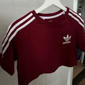 Adidas T-shirt  - Croppad vinröd addidas t-shirt. Äkta, använd 2 gånger.