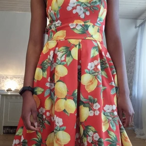 Sommarklänning, S - Jättefin klänning från Nelly. Perfekt till sommaren. Endast använd en gång så väldigt bra skick. Köparen står för frakten.