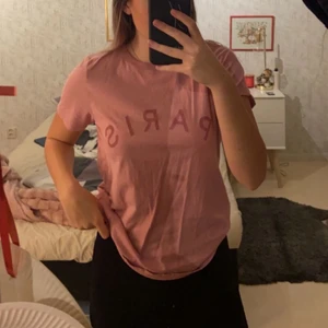 T-shirt från Gina tricot  - En rosa t-shirt från Gina tricot, väldigt skönt och luftigt matrial🤍🤍
