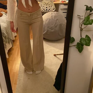 Kostymbyxor - Fina kostymbyxor, andvända 2 ggr. Gylfen är lite sönder men inget som syns eller påverkar. Jag är 163/64 o dom passar perfekt i längden.