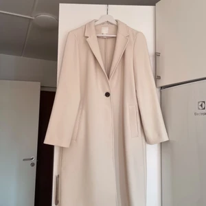 Vårkappa  - Köpt förra sommaren, endast kommit till användning några gånger! Kan fraktas eller mötas i Göteborg! (Det är en vårkacka, se bild 3 för tjockleken på tyget)💓