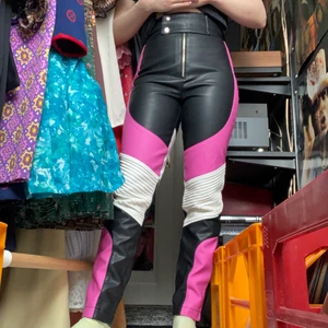 Biker byxor asos - Biker byxor i skinnimitation från asos, i rätt bra skick förutom en liten fläck på det vita bak (se bild). Storleken är 36 men passar bättre för en med 34, då det är lite små för mig. Katt i hemmet. Kan mötas upp i Uddevalla om ej så står köparen för frakten. 