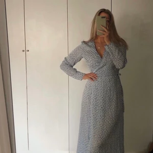 Hm klänning  - Säljer denna fina långklänning från HM. Super härligt material och super fin på men tyvärr för lång för mig.