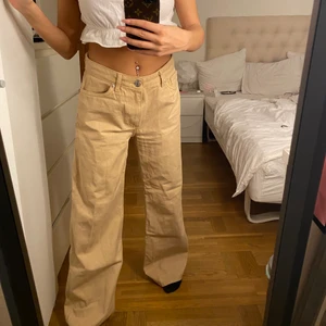 Beiga pösiga byxor - Beiga pösiga byxor från Monki, kommer inte i användning men annars i väldigt bra skick, är 154 och de är lite långa för mig i benen. Storlek S men hade passat en liten M oxå
