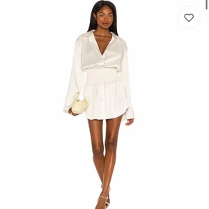 Revolve klänning! - Helt ny revolve klänning! Storlek S/M! Köptes för 2800kr säljer för 2000kr! Prislapp finns kvar på!