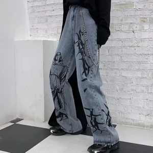 Baggy jeans  - Jeans med grafiskt print som jag inte gillade passformen på då jag inte är jätte förtjust i straight leg. Så synd för de e skit coola, storlek S men kan definitivt funka för M eftersom de e baggy. Pris kan eventuellt diskuteras. Inte jag på bilden btw så dma om ni vill ha fler bilder/detaljer ♡ 
