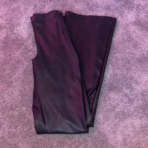 Gina Tricot  - Säljer mina ”Skinn” byxor från Gina då jag inte använder dom, använda ungefär 4,5 gånger och är i storlek xxs, vet inte om dom finns kvar längre då jag köpte dom sommaren 2021, kan gå ner i pris vid snabb affär 💕