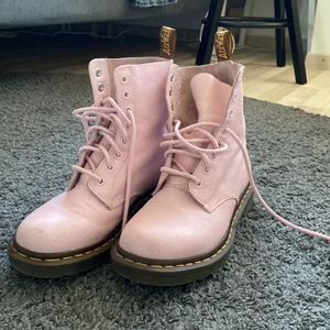Rosa Dr. martens - Rosa Dr.martens som tyvärr blivit för små för mig. De är använda och tyvärr finns det en liten förslitning på högra skon. Annars är de så gott som nya! Priset kan diskuteras och köparen står för frakten!😻😻😻