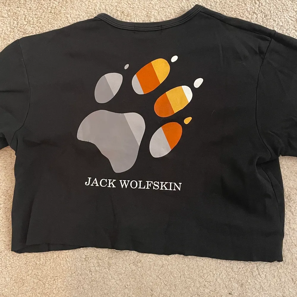 En t-shirt från Jack Wolfskin som jag själv har klippt till en croptop. Bra skick och har ett väldigt coolt tryck på ryggen. Storleken är i barnstorlek men skulle säga att det motsvarar en S/M i kvinnostorlek❣️. T-shirts.