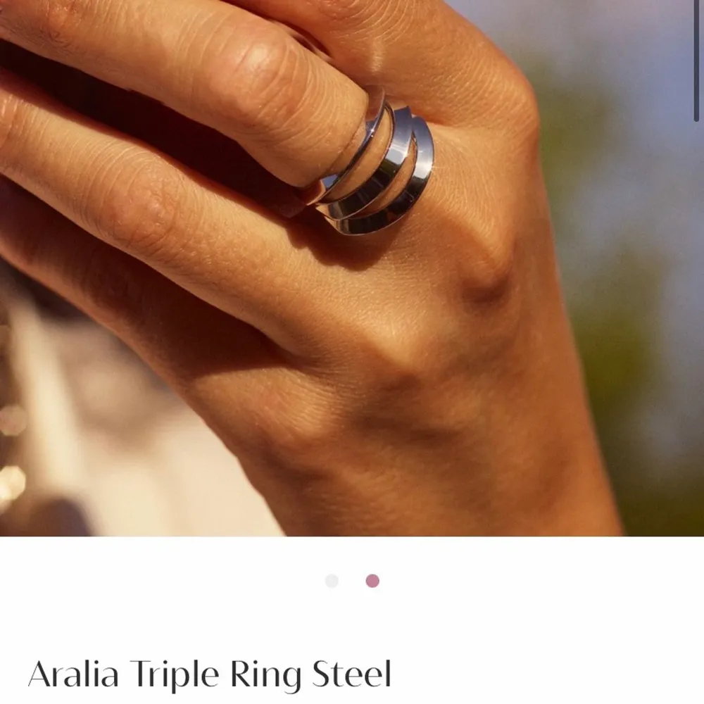 Säljer denna superfina ring från Edblad då jag tyvärr köpte fel storlek💕 Använd ett fåtal gånger så i princip nyskick💕 Köparen står för frakt!. Accessoarer.