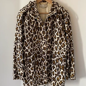 Jacka Stella McCartney - Underbar jacka från Stella McCartney i leopardmönster. Storlek 40 (inköpt i italien, skulle säga att den passar s 34-38 beroende på önskad passform). I jättefint skick, dock med lite gulnat foder invändigt (se bild). Nyligen kemtvättad. Inköpt för ca 6000kr.  
