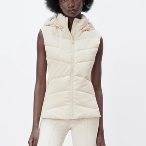 Zara vit väst  - Säljer min superfina väst då det inte riktigt är min stil och jag inte kan lämna tillbaka:/ Den är endast använd 2 gånger och är i nyskick, har även kvitto om det skulle beviljas👍🏼 Den är figursydd och har även en luva. Kontakta mig för fler bilder💓