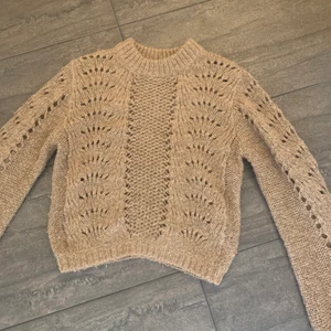 Stickad tröja NAKD - Jättefin stickad tröja från NAKD. Den är i storlek XXS men skulle även passa för XS och S. Använd några få gånger, säljer då den börjar bli för liten på mig! 