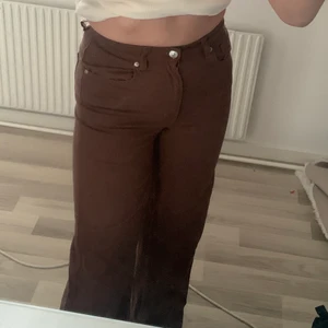 Bruna jeans - Säljer ett par bruna jeans. Knappt använda. Köptes på hm för länge sen så tror inte dom finns kvar. Sitter jätte skönt för att vara jeans. Väldigt stretchiga
