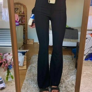 Svarta kostymbyxor  - Svarta kostym-ish-byxor i stretchiga material! Endast använda en gång men sömmen har gått upp i skrevet och inte orkat fixa (mkt lätt tho) därav priset 🥲❤️ Passar ca 28/32🤓💕 Nypris ca 400kr