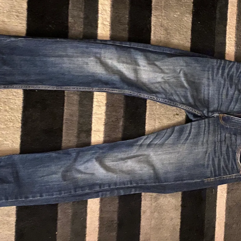 Byxor från New yorker, mörkblå, köpta för 3 år sen, använd få tal gånger, bra skick . Jeans & Byxor.