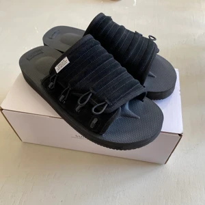 SUICOKE MURA-VS SANDALER - Använda en gång, Size 43, nypris är 2499. Köpare står för frakt.