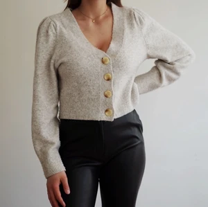 Fin kofta  - Jättefin ljusgrå mysig kofta med knappar från             & other stories. Använd ett fåtal gånger men är som ny! 