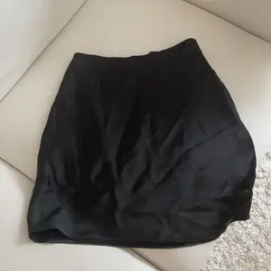 Svart kort kjol från Nakd, aldrig använd