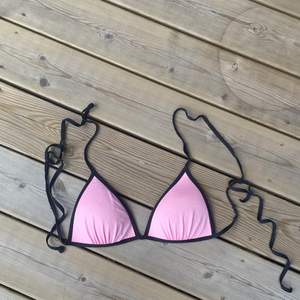 Bikiniöverdel med push up i jättefin rosa färg. Snörena går att knyta som man önskar. Skickas nytvättad! snörerna är lite slitna men inte trasiga. Skulle uppskatta kupan som en a/b kupa Säljer då den inte passar längre.