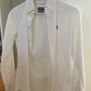 RALPH LAUREN skjorta DAM - Vit Ralph Lauren skjorta. I väldigt fint skick, inga fläckar/hål/liknande. Storlek S. Custom fit så sitter snyggt. Perfekt till sommaren ☺️ Köpt för ca 1200.