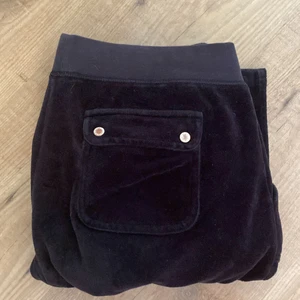 Svarta Juicy Couture byxor - Budgivning på mina äkta Juicy Couture byxor med fickor i bak. Gamla modellen därav lågmidjade. Storlek M men passar mer M/S. Superfint skick. Bara skriva för fler bilder!💕 säljer även ett par rosa byxor just nu