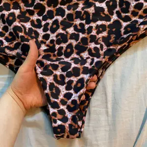 En bikini underdel från shein i leopard mönster, använda typ 1-2 gånger. Högmidjade, lite mindre där framme som ni kan se. 