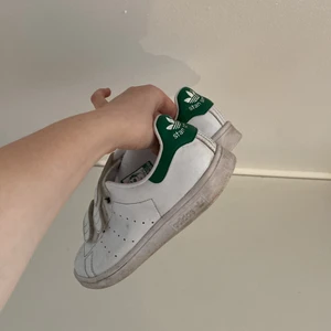 Stan Smith med karborre - Säljer mina jätte najs stan Smith med kardborre, lite skitiga men går jätte enkelt att tvätta bort, är bara lat! Använda några få gånger❤️❤️