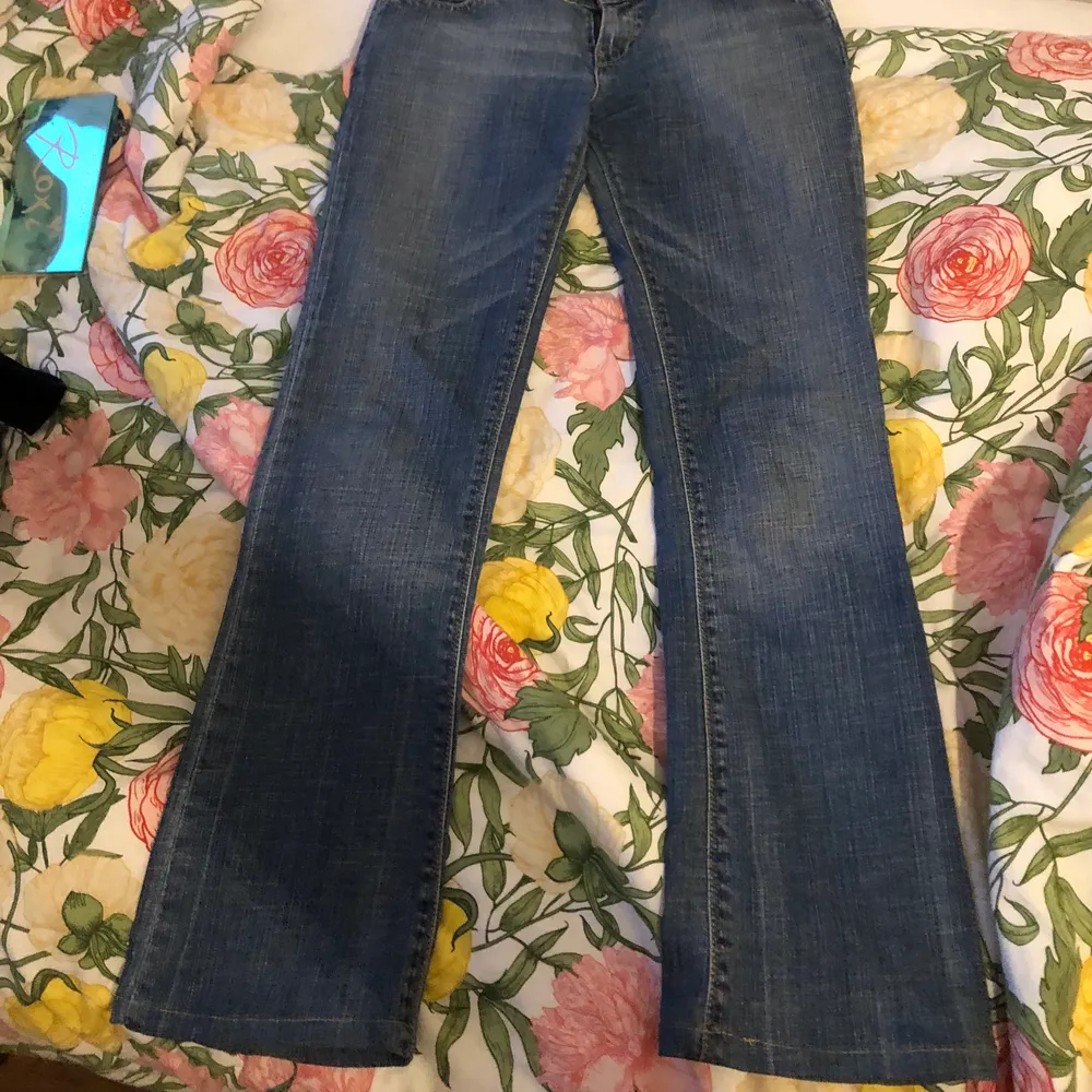 snygga lågmidjade jeans med bootcut ben, från levis! storlek: 28x34. Jeans & Byxor.