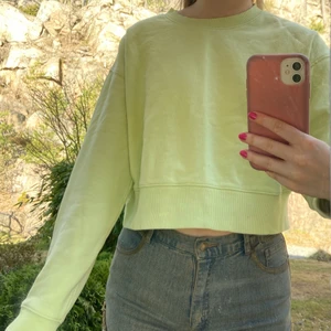 pastellgrön sweatshirt - Köpt från Monki. jättfin färg!