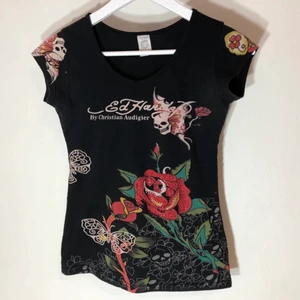 Ed Hardy tshirt  - I bra skick (men några stenar har ramlat av men inget man direkt märker!) frakt ingår i priset❤️