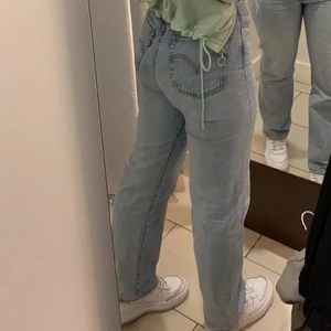 Levis jeans - Säljer dessa SUPER snygga Levis jeans som sitter som en smäck! Använd ca 5 gånger. Nypris 1199. Skriv för mer information eller bilder 🐻