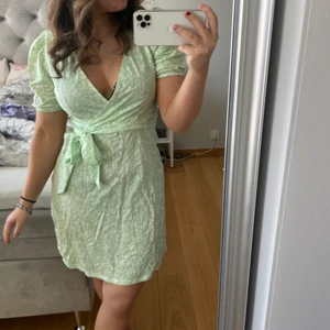 Klänning från Gina Tricot - Säljer min jättefina ljusgröna klänning från Gina tricot i storlek S som nästan aldrig är använd 💕 Buda ifrån 100kr 
